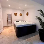 Manoir Les Feuillantines Piscine & فندق مبيت وإفطار